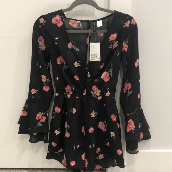 H&M Dresses & Skirts - Ruffle arm romper